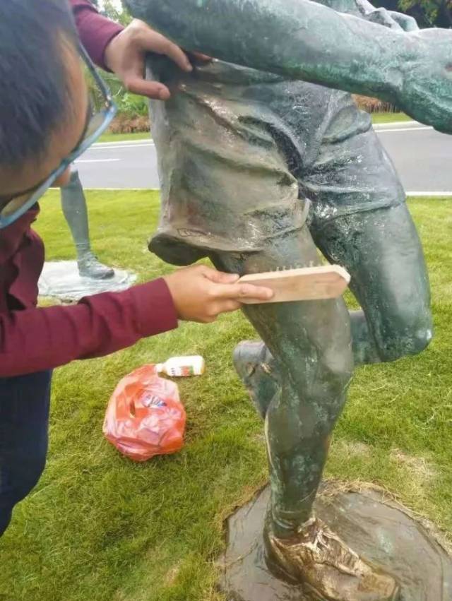 此次修复主要是先用除蜡的化学药剂对雕塑受损的地方进行清洗,接着对