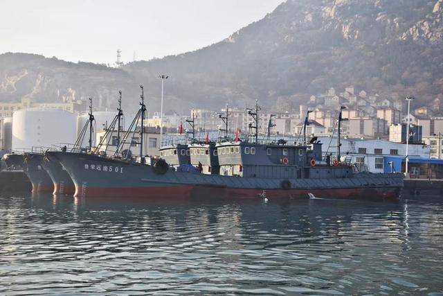 山东省荣成市首批拖网渔船开赴毛里塔尼亚渔场