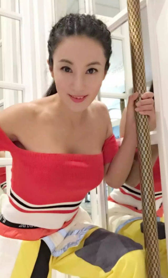 面便会走红于网络,之前拥有着50岁的年纪20岁身材的刘叶琳走红于网络