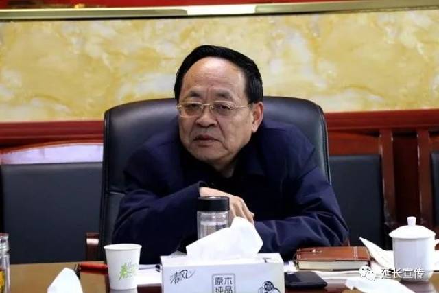 常委会议专题研究延长县机构改革方案,县委书记蔺治斌主持会议并讲话