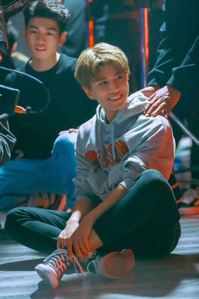 舞力燃炸!任嘉伦新歌《dreamers never sleep》大秀舞技