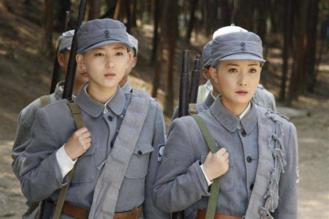 但是有这样一位女英雄,虽是女儿身,却勇敢异常,直接战斗在前线,甚至曾