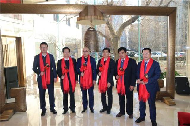 12月18日上午9时许,随着"镗镗"的锣声敲响,河南兴辰装饰工程股份酉揶