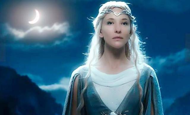 精灵女王的王冠比较简单,银色如树枝般交错的造型,显得高贵空灵.