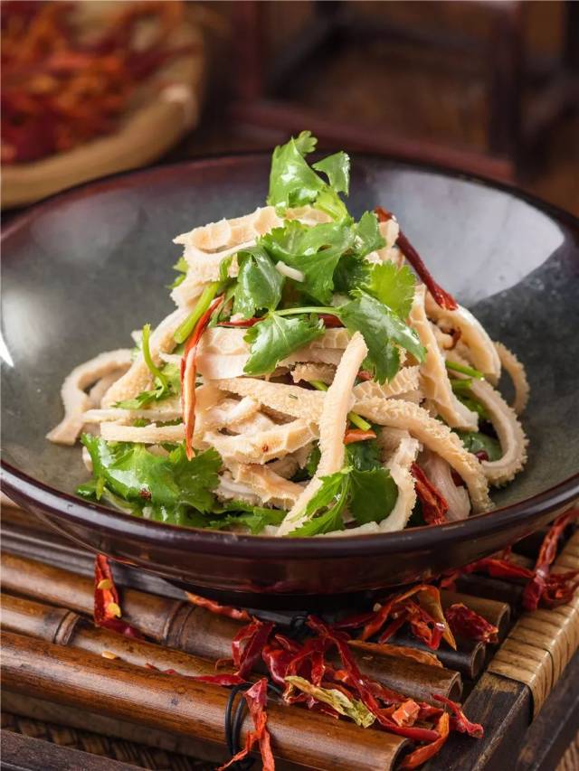 选用 上等羊肚丝,拌以香菜 尖椒点缀其中 蒜香微辣,爽口清脆