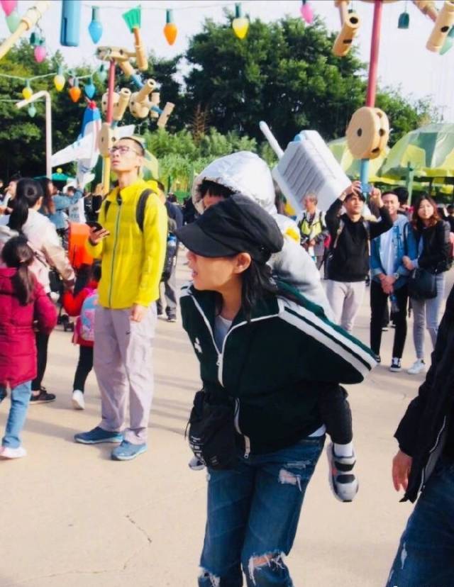 刘若英带儿子迪士尼游玩,晒照又是亲亲抱抱又是举高高很有妈妈力