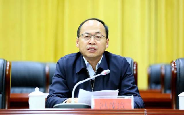 区委常委,组织部部长冯茂璋宣读表彰决定 通讯员:组织部 柳东 编辑