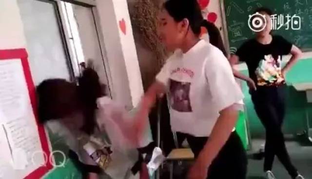 2012年,广西一名13岁的小女生将同学约至家中,杀害后肢解并抛尸.