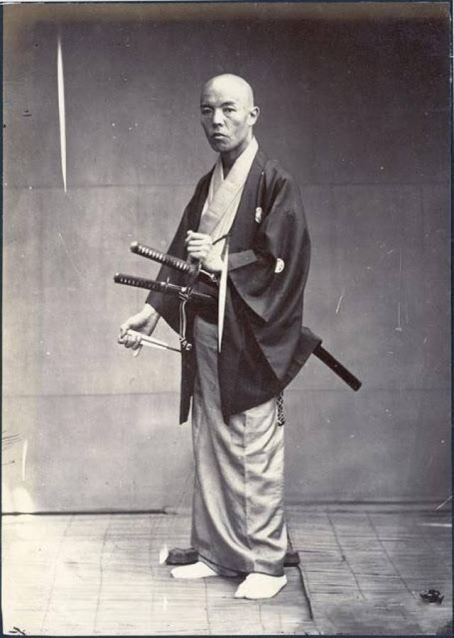 日本武士老照片:手拿倭刀,身材矮小,长相凶恶,很有杀气