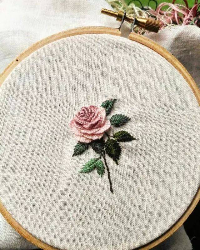 就是像我们给毛衣起针那样,绕线到针上,绕到足够一个花瓣的长度,再落