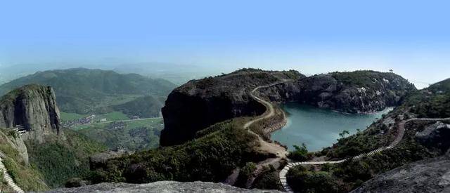 長嶼硐天景區兩大景區組成,分別地處溫嶺大溪鎮,新河鎮