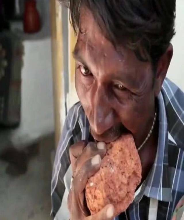 没食物也饿不死的人,他坚持吃土和砖头20年,网友:牙疼