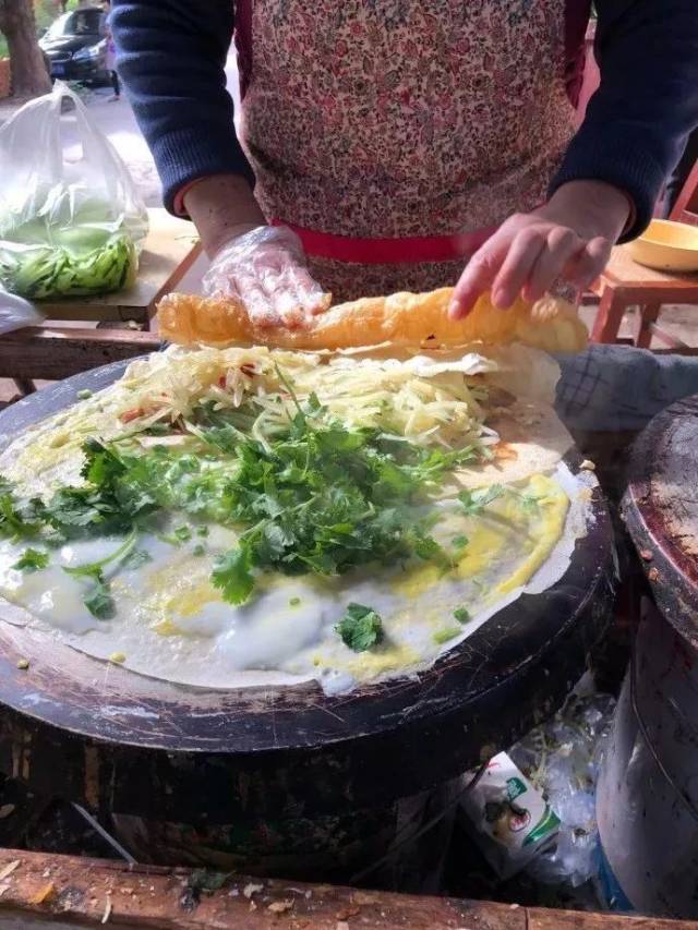 煎饼果子 阿姨在卖超大的煎饼果子!第一次看