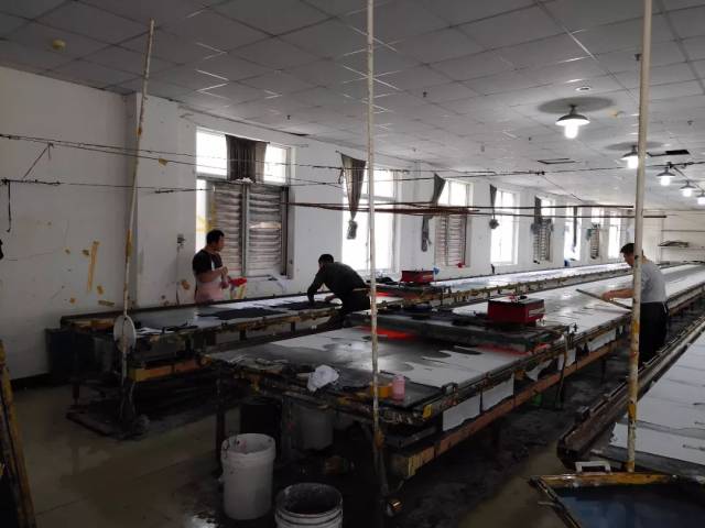 爵溪11家印花厂集体搬新家每家都已配备自动印花生产线