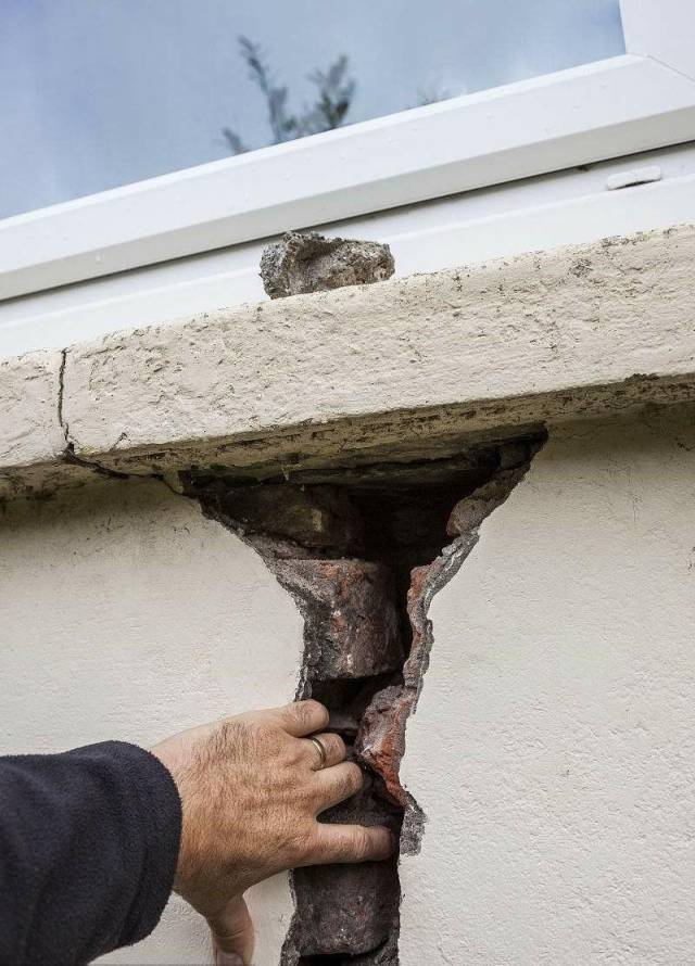 墙体出现了裂缝不可忽视,重则房屋会出现倒塌!