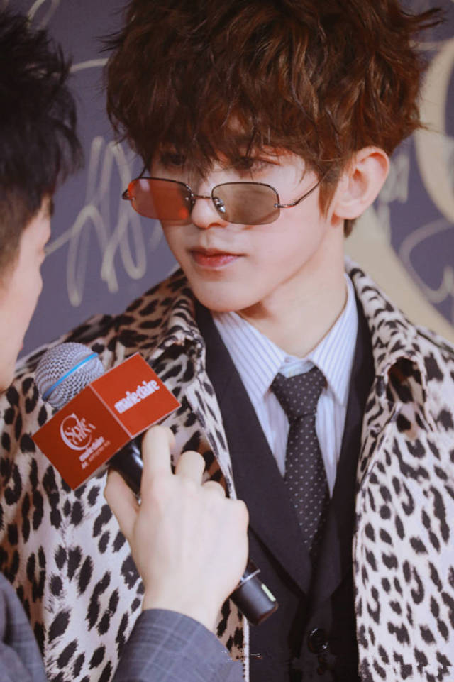 蔡徐坤拿话筒的照片引网友热议,他在你心中算几线明星呢?