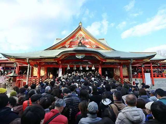 新年第一天大批日本民众前往神社参拜