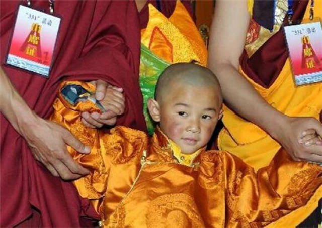他是中国地位最高的小孩被认为是转世灵童13岁就黄袍加身