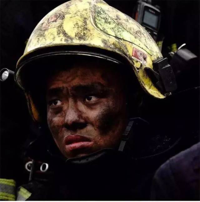 向火而生的逆行英雄 来说是家常便饭 他们不是模特 只是平凡的消防员