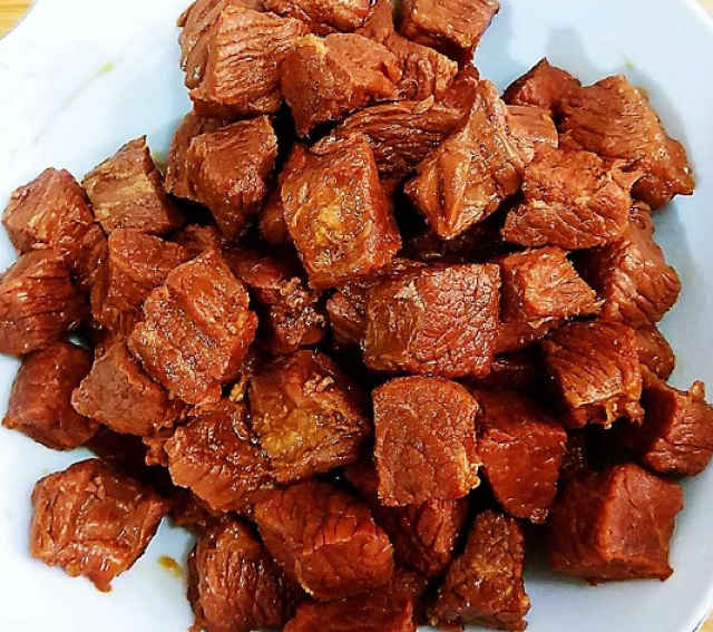 大叔烧的五香牛肉粒,咸鲜入味,做法简单,嚼起来很有味道!_手机搜狐网