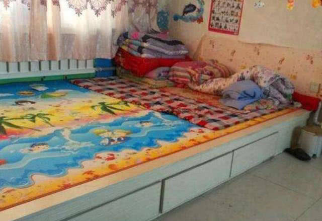 东北人全家睡在一个大炕上