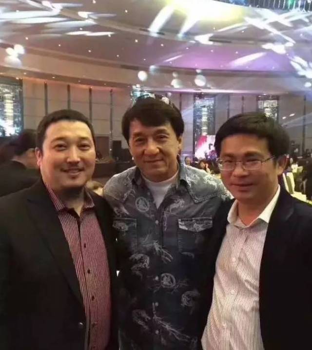 王健林当场想要开价2亿买下这块原石······ 说到崔磊的和田玉雕