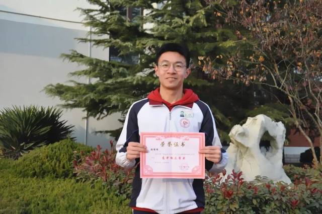 胶南一中张桂玮同学在青岛市中小学生国防教育演讲比赛中获奖