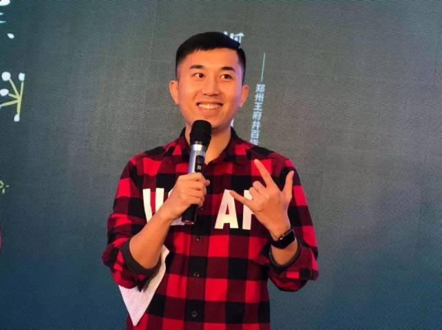 很多听众都听过吴楠朗诵,但很少听他唱歌,现场他唱的《往后余生》