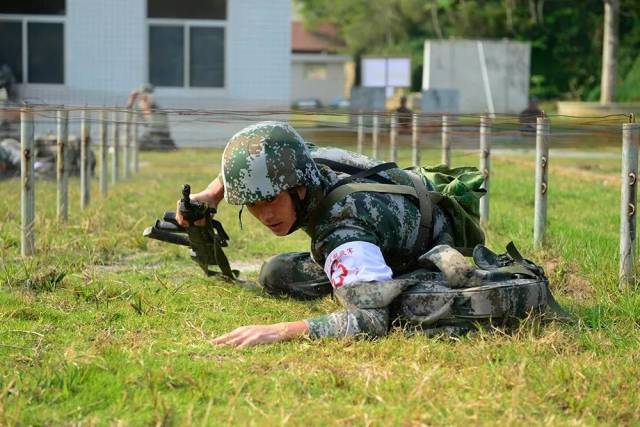 传送口令 卫生兵具有"战斗 救生"的