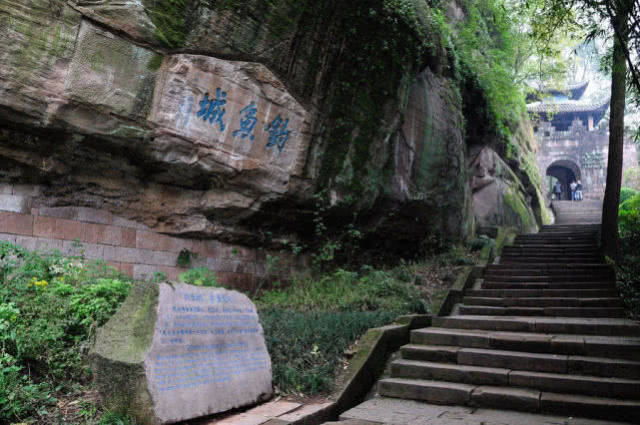 钓鱼城一直攻不破南宋君臣为何不去那里躲避而要退守崖山