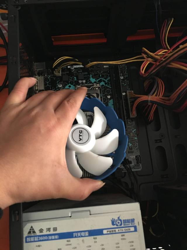 电脑主机风扇不转了