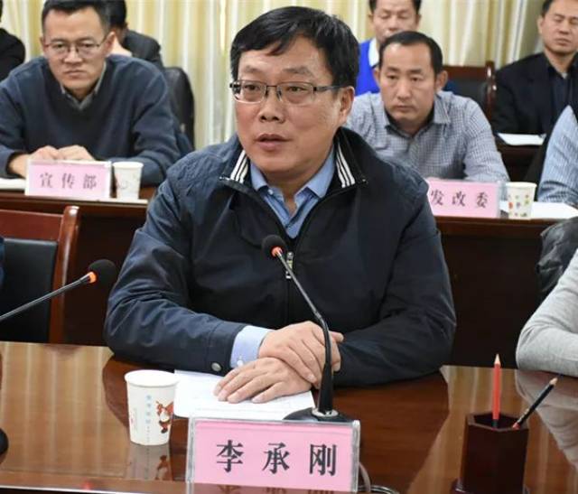 会议一开始,县委副书记,县长吾布力喀斯木·买吐送同志代表阿瓦提县