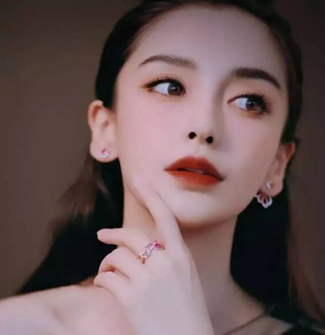 流星眉,顾名思义就是眉毛从眉头处缓缓上扬, 接着再轻柔的滑下, 形成