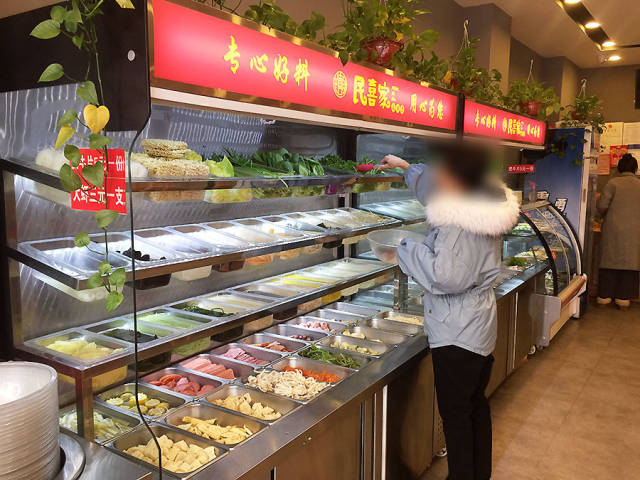 炸串展示柜上简单的标注着价格,我只是捡了一点我和闺蜜喜爱的串串.