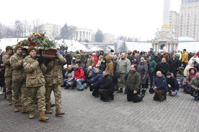 俄罗斯人民跪迎烈士图片