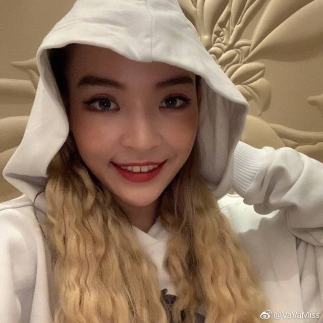 原来辫子拆下来是这样!vava晒"拆辫子"自拍