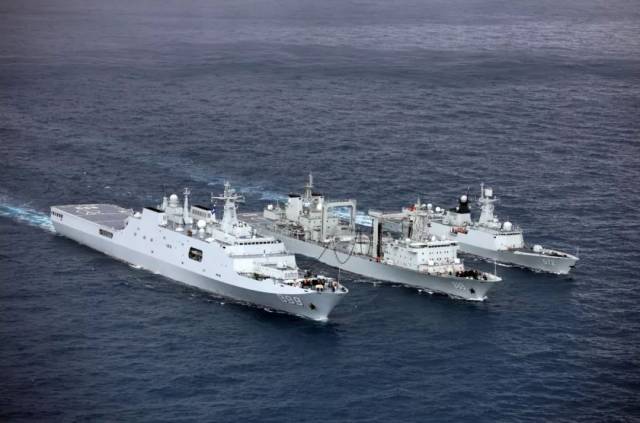 综合补给舰微山湖舰(887) 护航成果:共完成63批181艘中外船舶护航任务