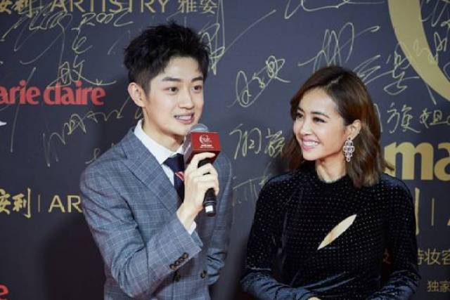 时尚双语主持人杨若天亮相2018嘉人年度红毯