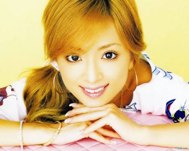 滨崎步被曝与小21岁鲜肉母子恋消息一出引来网友热议