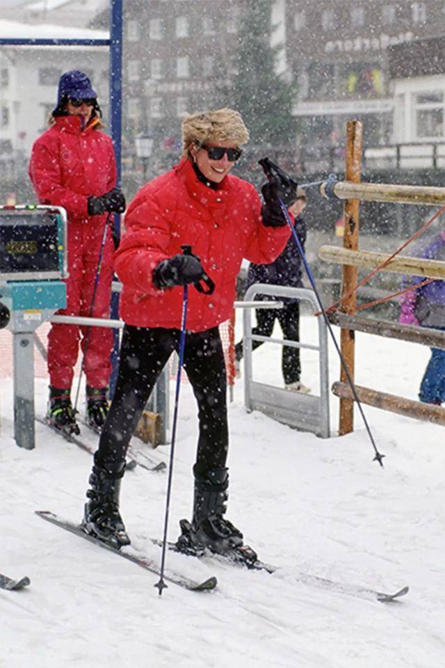 王室成员喜欢滑雪,其实喜欢漂亮滑雪服,戴安娜穿红色河豚装,酷