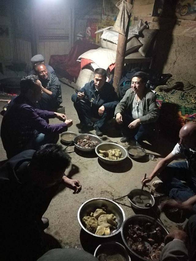 彝族席地就餐的习俗,你了解多少?