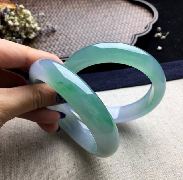 翡翠手镯在冬季"跑水开裂"?该如何正确的保养翡翠