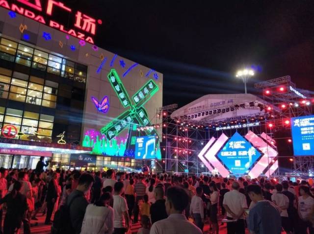 九棵树地铁站出来的 "罗斯福购物广场"