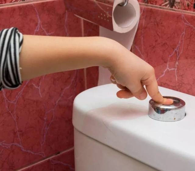 【1024·科普】马桶上有两个冲水按钮,大部分人都按错了!赶紧看看