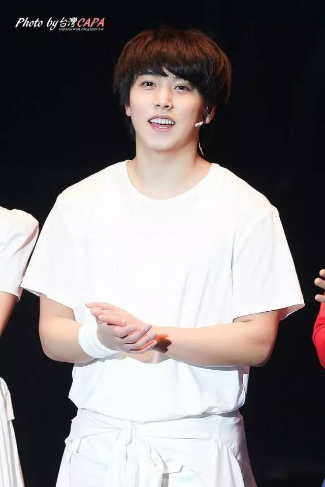 李晟敏原来是super junior的一员, 作为副主唱和副领舞,在队伍中展现