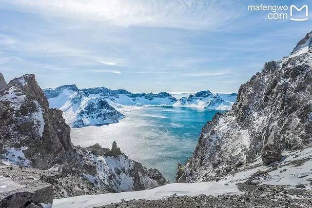 绿意盎然;秋季红叶漫山,色彩丰富 而长白山的冬天有雪,大片大片的