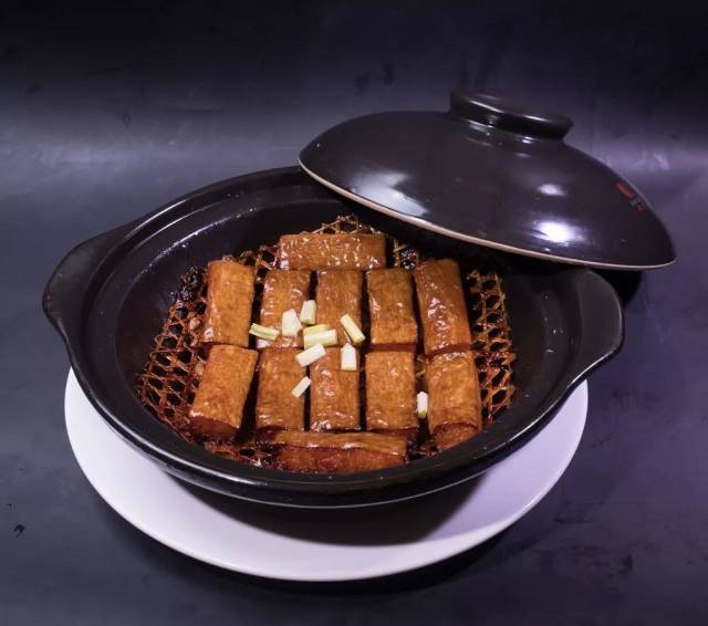 山炮绿绿豆腐是青田一带常见的特色美食,用一种野生灌木制成,口感滑爽