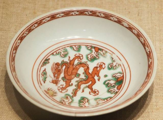 明嘉靖 赵府制用款红绿彩龙纹盘 浙江省博物馆 藏
