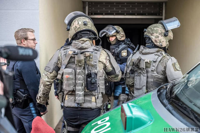 德国特警紧急出动被抓拍 穿迷彩 戴面罩成为重要识别特征_手机搜狐网