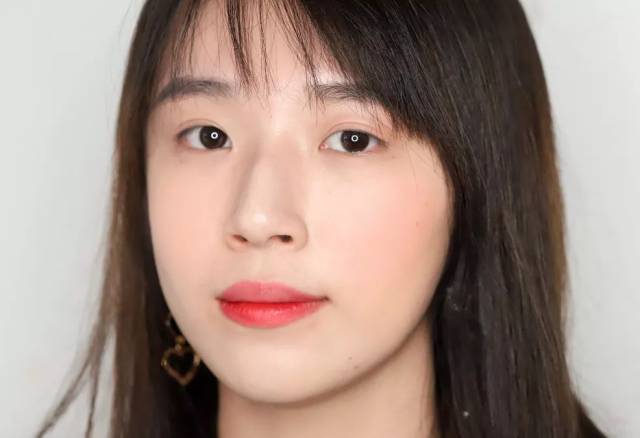 05是 正红色,很提气色,上脸呈现出健康的红润感,对于日常的妆容来讲